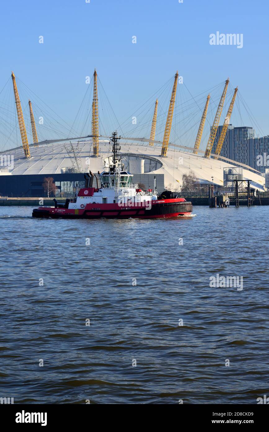 Thames River Tug boat passant par l'O2 Arena, est de Londres, Royaume-Uni Banque D'Images