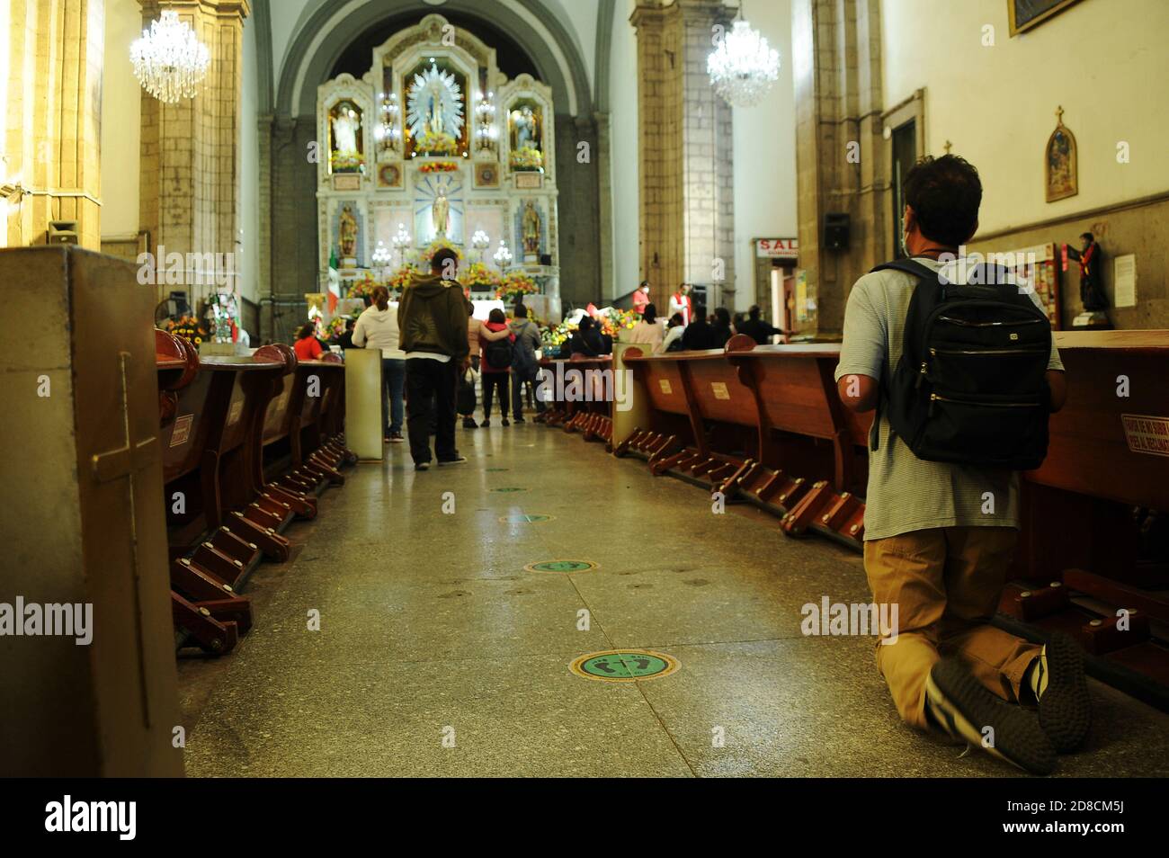 Mexico, Mexique. 28 octobre 2020. MEXICO, MEXIQUE - 28 OCTOBRE : Un fidèle de San Judas Tadeo, prie dans le temple de San Hipolito, pendant les célébrations de San Judas Tadeo de remercier le saint d'avoir fait ses faveurs et de pardonner leurs péchés, dans le cadre de la nouvelle pandémie de coronavirus le 28 octobre 2020 à Mexico, Mexique crédit: L'accès photo / Alamy Live News Banque D'Images Mexico, Mexique. 28 octobre 2020. MEXICO, MEXIQUE - 28 OCTOBRE : Un fidèle de San Judas Tadeo, prie dans le temple de San Hipolito, pendant les célébrations de San Judas Tadeo de remercier le saint d'avoir fait ses faveurs et de pardonner leurs péchés, dans le cadre de la nouvelle pandémie de coronavirus le 28 octobre 2020 à Mexico, Mexique crédit: L'accès photo / Alamy Live News Banque D'Images