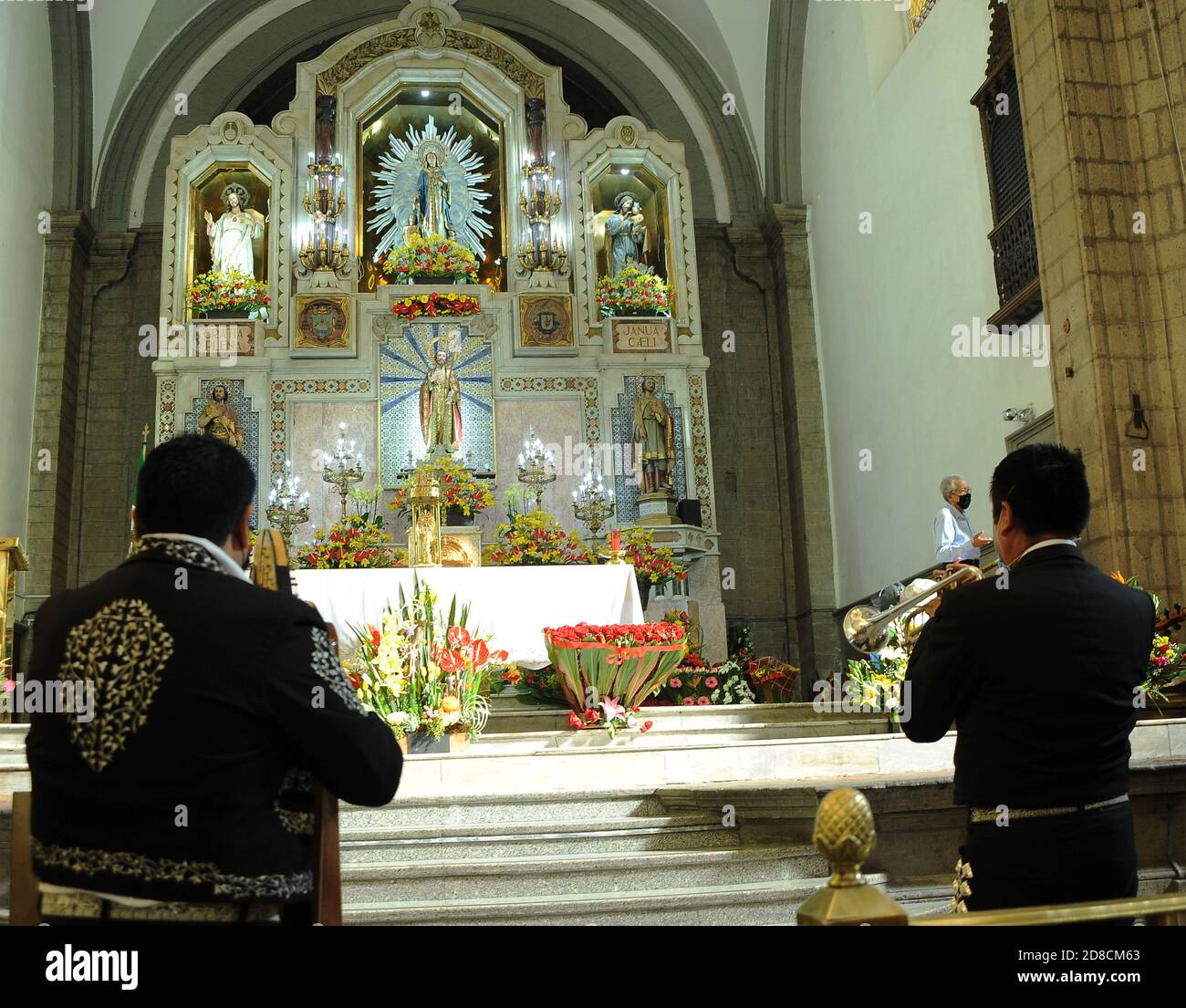 Mexico, Mexique. 28 octobre 2020. MEXICO, MEXIQUE - OCTOBRE 28 : un FA Mariachi chantant dans le temple de San Hipolito, lors des célébrations de San Judas Tadeo pour remercier le saint d'avoir fait ses faveurs et de pardonner leurs péchés, dans le cadre de la nouvelle pandémie du coronavirus le 28 octobre 2020 à Mexico, Mexique crédit : L'accès photo/Alamy Live News Banque D'Images Mexico, Mexique. 28 octobre 2020. MEXICO, MEXIQUE - OCTOBRE 28 : un FA Mariachi chantant dans le temple de San Hipolito, lors des célébrations de San Judas Tadeo pour remercier le saint d'avoir fait ses faveurs et de pardonner leurs péchés, dans le cadre de la nouvelle pandémie du coronavirus le 28 octobre 2020 à Mexico, Mexique crédit : L'accès photo/Alamy Live News Banque D'Images