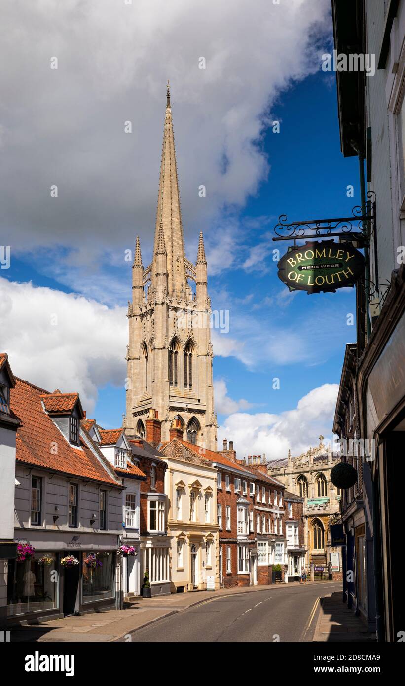 Royaume-Uni, Angleterre, Lincolnshire Wolds, Louth, Upgate, St James’ Church spire au-dessus des maisons et des magasins géorgiens Banque D'Images