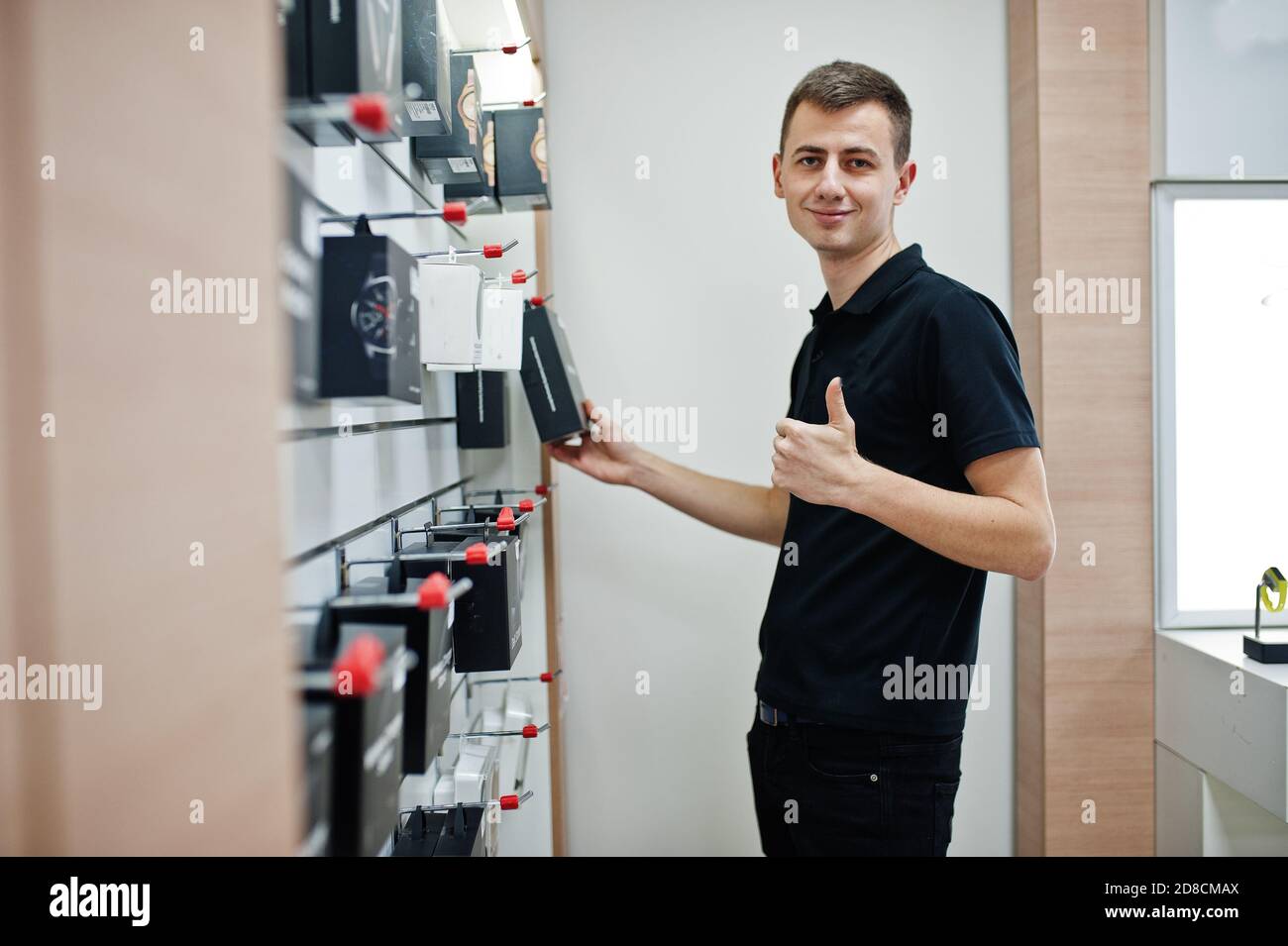 Vendeur homme téléphone portable professionnel consultant dans magasin ou magasin de technologie. Banque D'Images