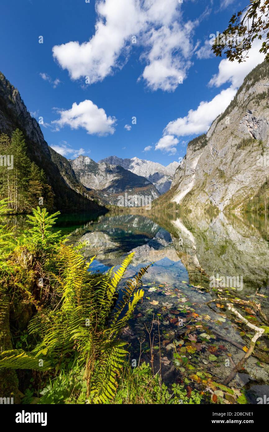 Obersee avec la célèbre face est du Watzmann en arrière-plan dans la terre de Berchtesgadener, Bavière, Allemagne. Banque D'Images