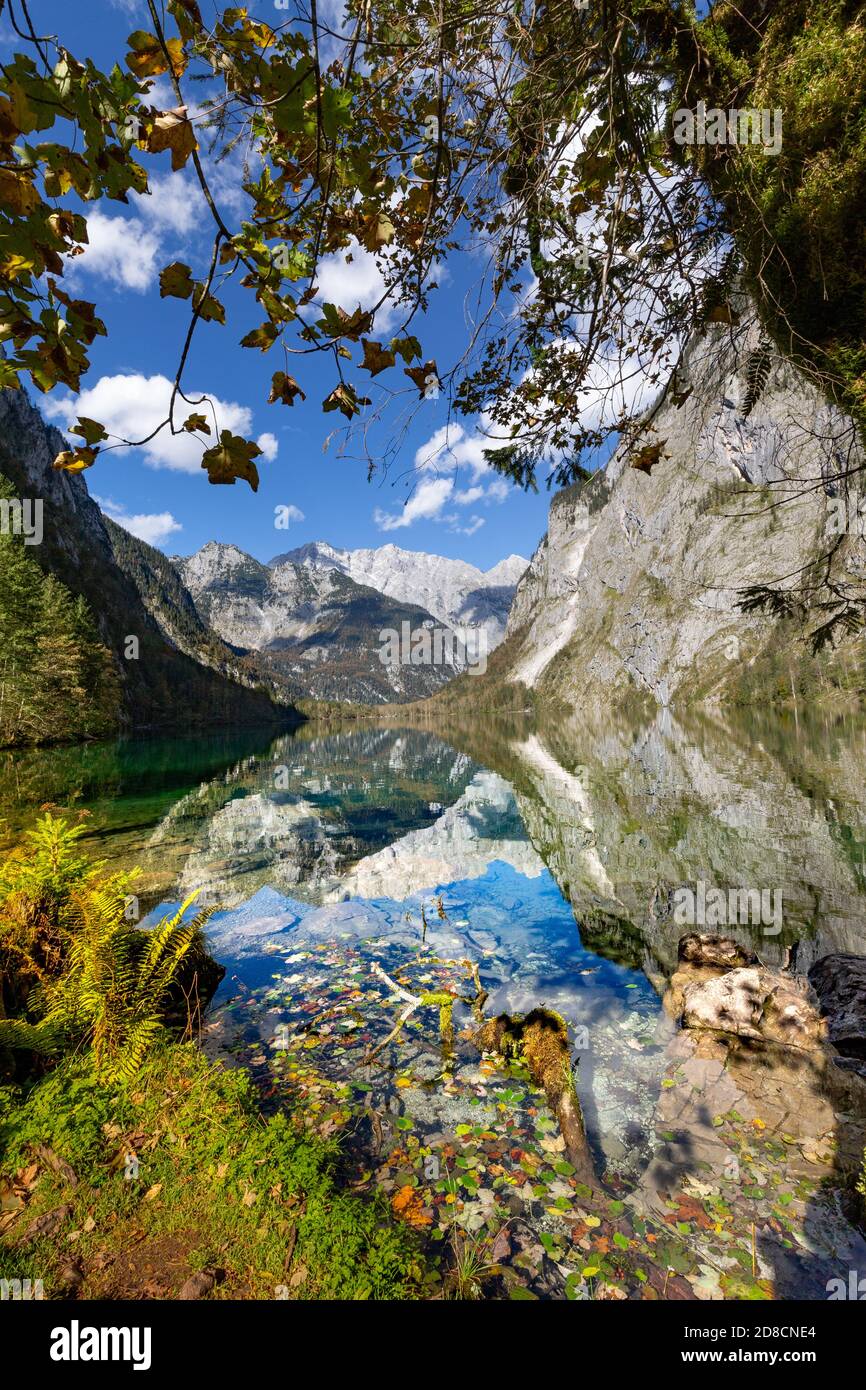 Obersee avec la célèbre face est du Watzmann en arrière-plan dans la terre de Berchtesgadener, Bavière, Allemagne. Banque D'Images