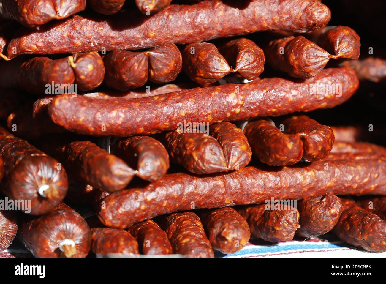 Gros plan de saucisses séchées au poivre rouge sur le marché fermier à vendre Banque D'Images