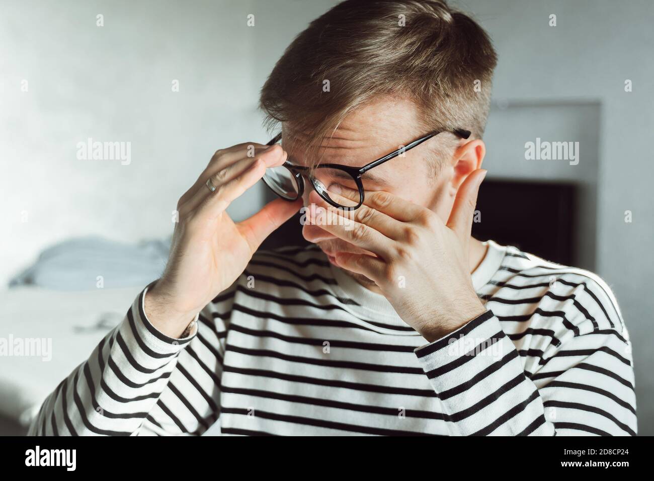 Homme fatigué prenant des lunettes frottant les yeux secs irrités pour  soulager la douleur sensation d'inconfort souffre de tension oculaire,  mauvaise vision floue isolée sur la ba blanche Photo Stock - Alamy