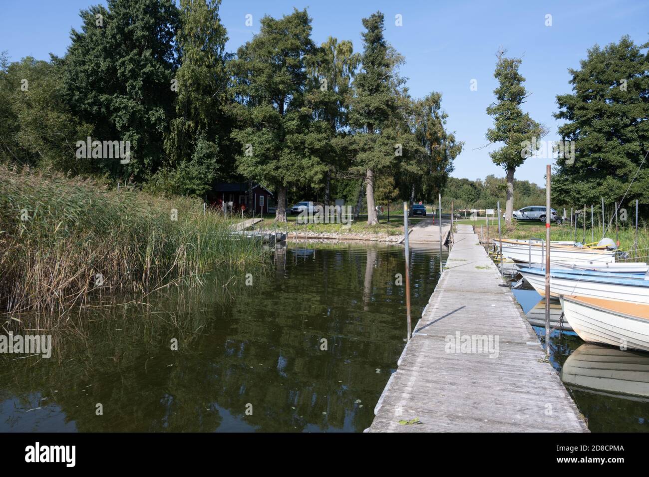 Une jetée flottante et des bateaux dans un lac. Photo de Ringsjon, comté de Scania, Suède Banque D'Images