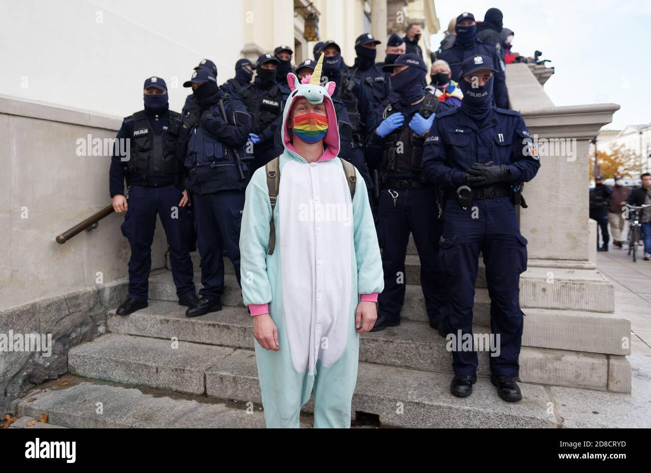 Varsovie, OCTOBRE 25. 2020: Une protestation contre le durcissement de la loi sur l'avortement devant l'église de Holly Cross. Manifestation de grève des femmes. Protestation Banque D'Images