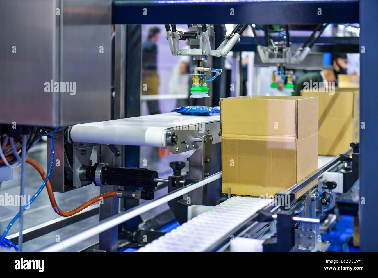 Boîtes en carton sur le tapis roulant concept de système de transport de colis Banque D'Images