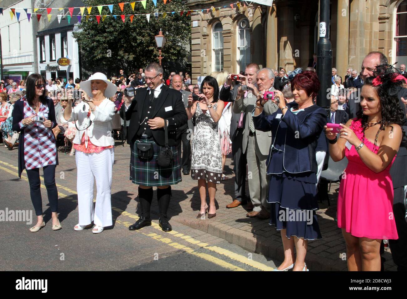 Irvine, Ayrshire, Écosse.Royaume-Uni, le Festival de Marymass remonte au Moyen-âge et la riche histoire de cette foire attire les anciens Irvinites chez eux en août de chaque année.Dans l'intérêt de 1920s a été marqué crédit est donné à la Provost alors du Royal Burgh d'Irvine, Peter S Clark,Pour avoir d'abord proposé qu'une reine Marymass soit choisie et couronnée dans le cadre de la cérémonie.Une réunion a eu lieu avec le capitaine des Cartes en conséquence 4 enfants d'école locale sont choisis comme Queens,Et garçons de 2 pages, une cérémonie de couronnement dans la maison de ville suivie d'un défilé pour ivine Moor/ tous les flotteurs sont tirés par des chevaux Banque D'Images