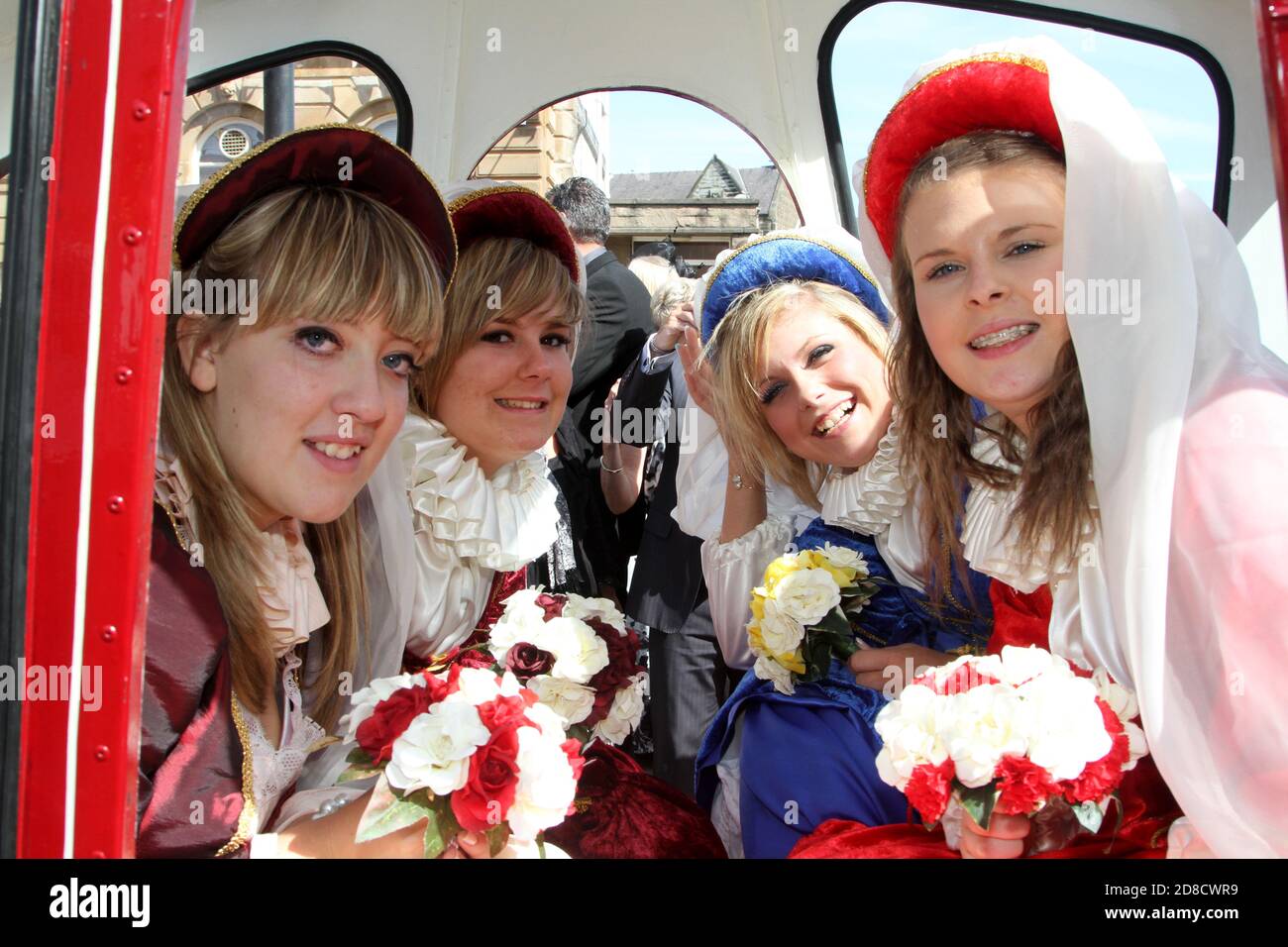 Irvine, Ayrshire, Écosse, Royaume-Uni Marymass est un festival à Irvine, datant du Moyen-âge, dont la version moderne date de 1920s.Elle était à l'origine associée à la Vierge Marie (plutôt qu'à Mary Reine d'Écosse, comme on le croit souvent)....Le festival a lieu à la mi-août.La Irvine Carters Society a été créée pour la première fois à des fins commerciales et caritatives.Leur histoire est aussi ancienne que les métiers incorporés du Royal Burgh de Irvine..Portraits de Marymass Queens et de page garçons Banque D'Images