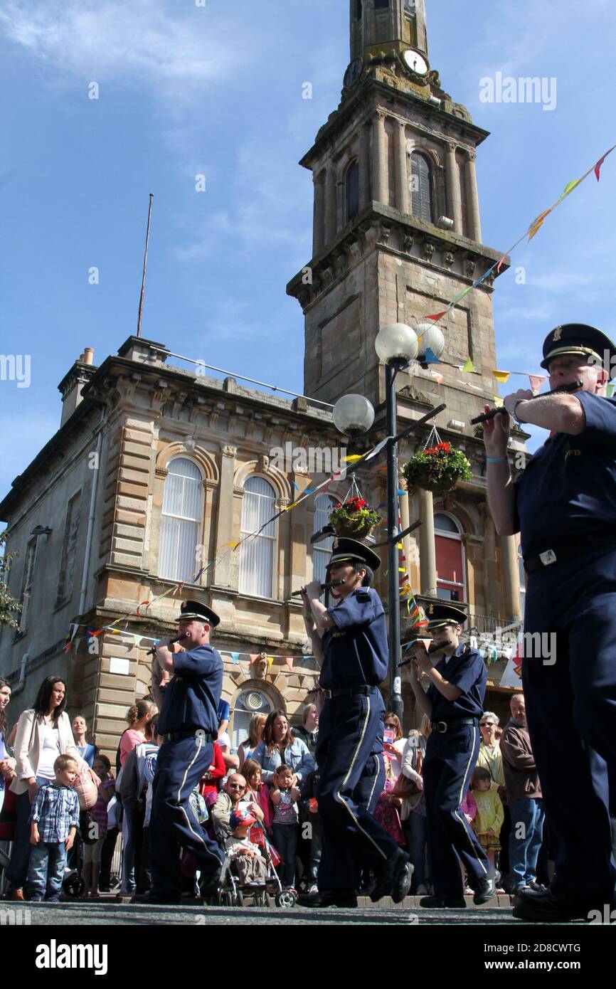 Irvine, Ayrshire, Écosse.Royaume-Uni, le Festival de Marymass remonte au Moyen-âge et la riche histoire de cette foire attire les anciens Irvinites chez eux en août de chaque année.Dans l'intérêt de 1920s a été marqué crédit est donné à la Provost alors du Royal Burgh d'Irvine, Peter S Clark,Pour avoir d'abord proposé qu'une reine Marymass soit choisie et couronnée dans le cadre de la cérémonie.Une réunion a eu lieu avec le capitaine des Cartes en conséquence 4 enfants d'école locale sont choisis comme Queens,Et garçons de 2 pages, une cérémonie de couronnement dans la maison de ville suivie d'un défilé pour ivine Moor/ tous les flotteurs sont tirés par des chevaux Banque D'Images