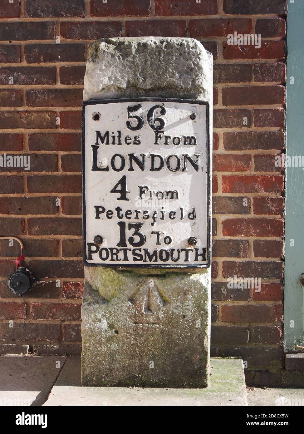 Un marqueur de pierre de m ile au parc national Queen Elizabeth, Hampshire, Angleterre Banque D'Images