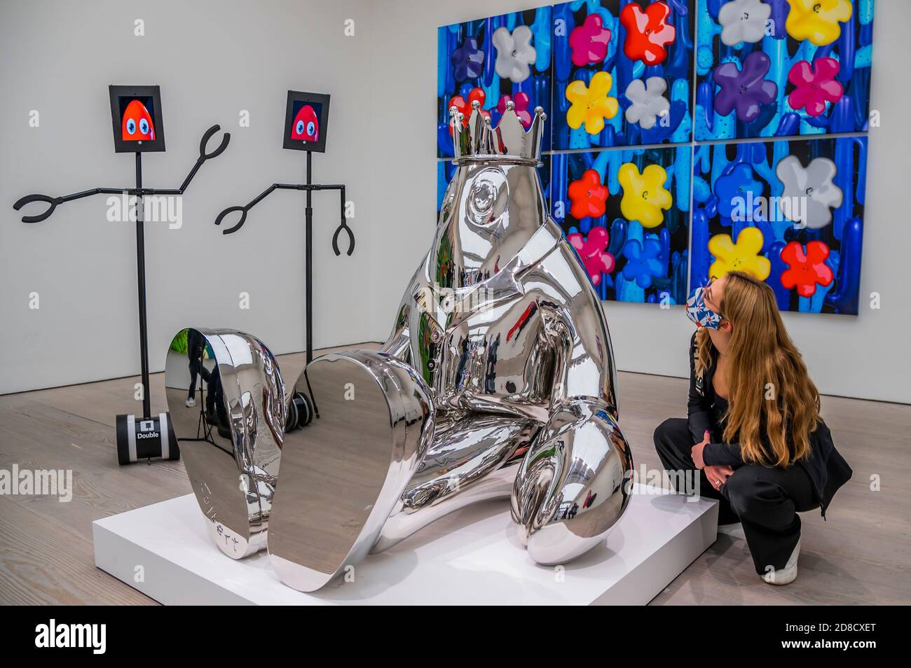 Londres, Royaume-Uni. 29 octobre 2020. Lobsteropolis : la nouvelle exposition de Philip Colbert, loci inspiré, est disponible pour voir in situ, ou à distance via des robots depuis le confort de leur propre maison. Il est présenté par l'unité London à la Saatchi Gallery (29 octobre - 29 novembre) et l'idée est née de l'isolement et de la rupture de la connexion humaine par la distanciation sociale - Colbert voulait créer un concept à l'épreuve du verrouillage. Crédit : Guy Bell/Alay Live News Banque D'Images