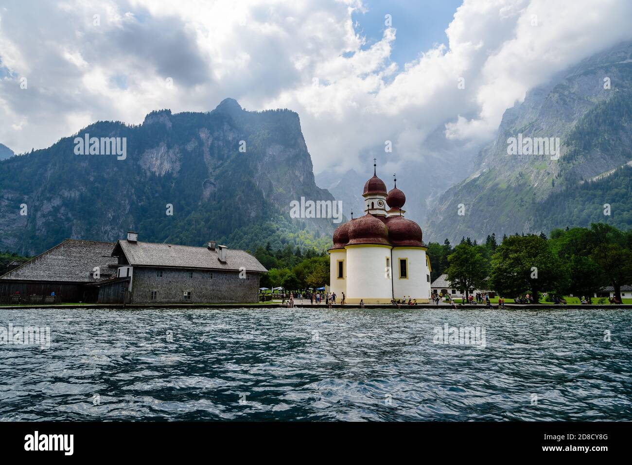 Vue fascinante de l'église historique de Saint-Bartholomew dans le parc national de Berchtesgaden, Allemagne Banque D'Images