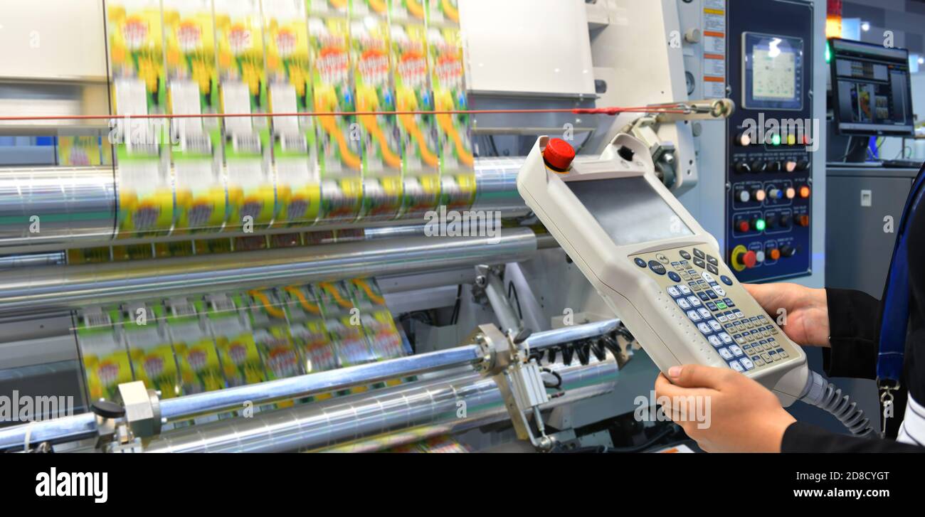 Ingénieur vérifier et contrôler l'unité de machine d'emballage d'automatisation de haut technologie machine d'emballage alimentaire pour l'industrie Banque D'Images