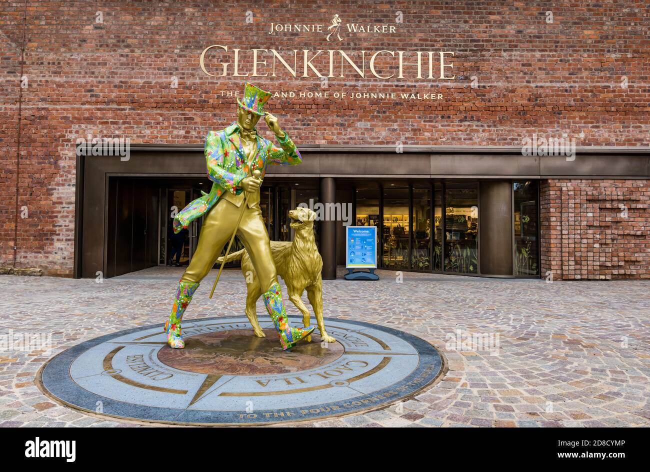 East Lothian, Écosse, Royaume-Uni, 29 octobre 2020. La distillerie Glenkinchie de Diageo, qui a été la maison basse de Johnnie Walker, ouvre de nouveau au public après une refonte de plusieurs millions de livres. C'est dans le cadre de l'intention de Diageo de créer une nouvelle expérience Johnnie Walker qui débutera l'été prochain avec quatre distilleries - Glenkinchie, Cardhu, Caol Ila et Clynelish - pour représenter les quatre coins de l'Écosse. Un « homme qui se présente » en couleur, le logo de la marque, est un point central à l'entrée Banque D'Images