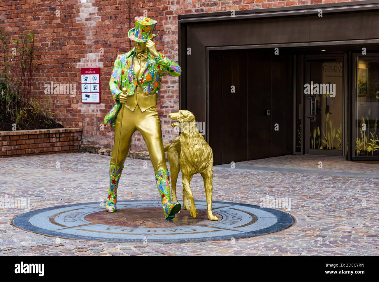 East Lothian, Écosse, Royaume-Uni, 29 octobre 2020. La distillerie Glenkinchie de Diageo, qui a été la maison basse de Johnnie Walker, ouvre de nouveau au public après une refonte de plusieurs millions de livres. C'est dans le cadre de l'intention de Diageo de créer une nouvelle expérience Johnnie Walker qui débutera l'été prochain avec quatre distilleries - Glenkinchie, Cardhu, Caol Ila et Clynelish - pour représenter les quatre coins de l'Écosse. Un « homme qui se présente » en couleur, le logo de la marque, est un point central à l'entrée Banque D'Images