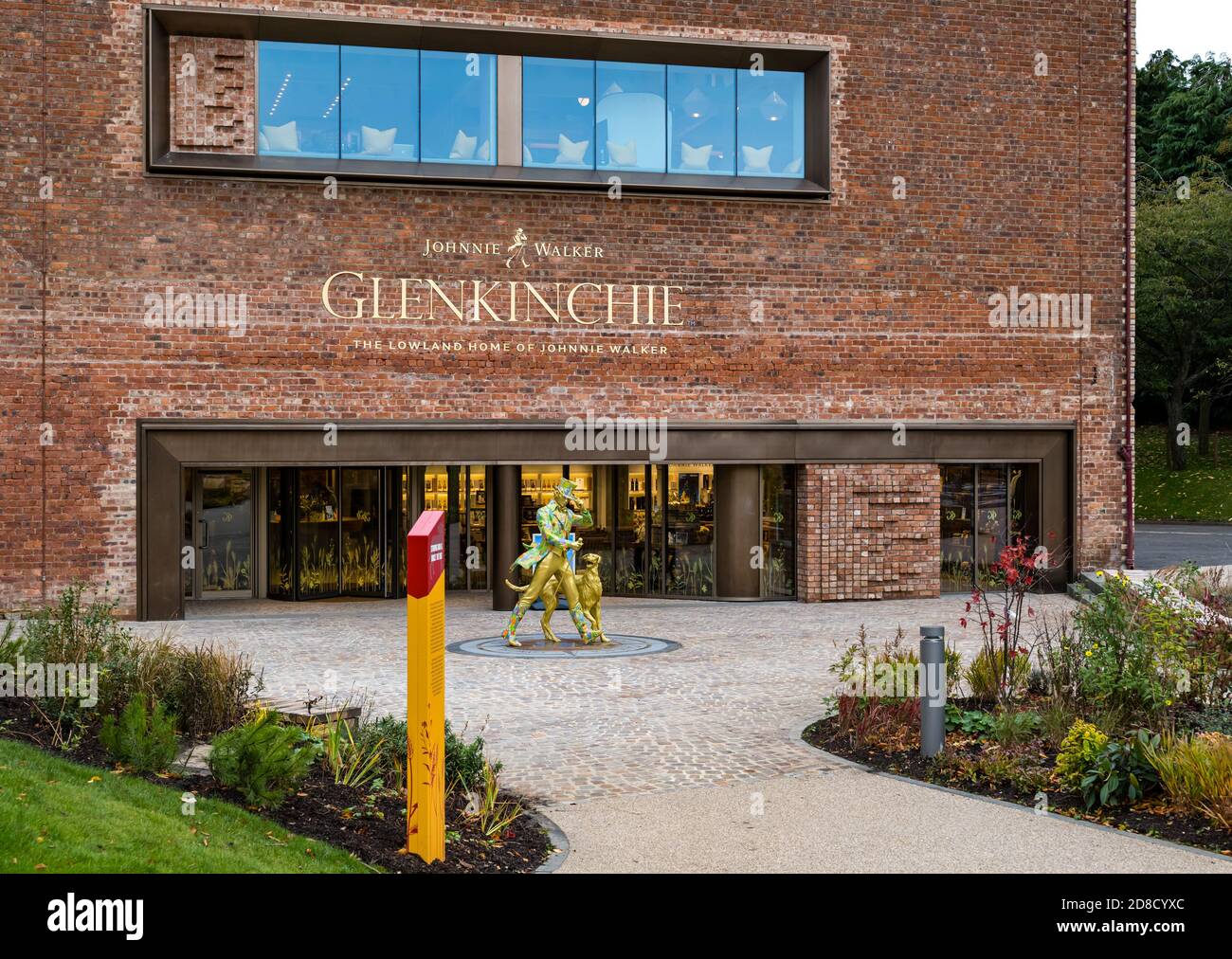 East Lothian, Écosse, Royaume-Uni, 29 octobre 2020. La distillerie Glenkinchie de Diageo, qui a été la maison basse de Johnnie Walker, ouvre de nouveau au public après une refonte de plusieurs millions de livres. C'est dans le cadre du projet de Diageo de créer une nouvelle expérience Johnnie Walker à partir de l'été prochain. Un « homme qui se présente » en couleur, le logo de la marque, est un point central à l'entrée Banque D'Images