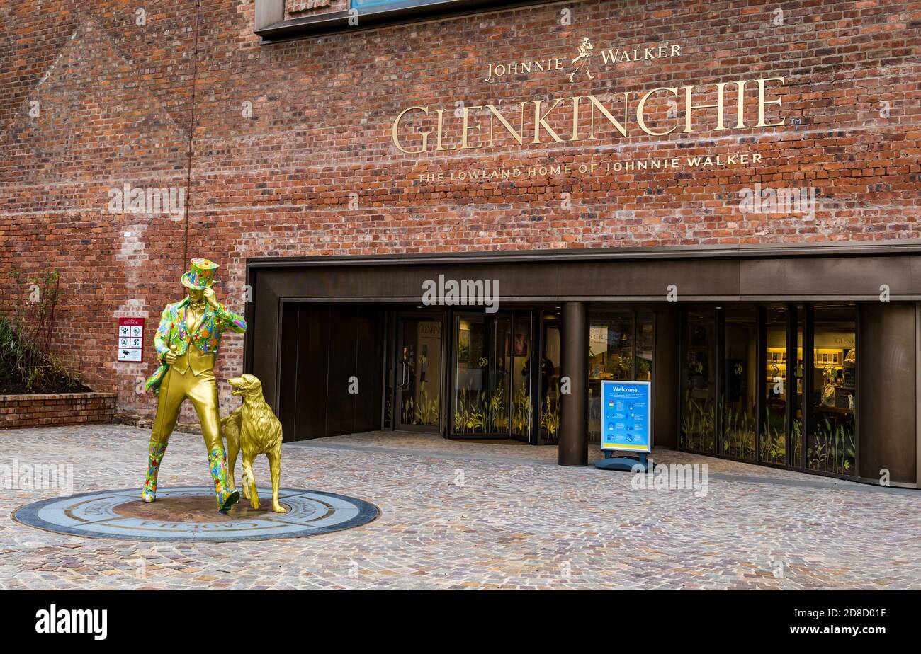 East Lothian, Écosse, Royaume-Uni, 29 octobre 2020. La distillerie Glenkinchie de Diageo, qui a été la maison basse de Johnnie Walker, ouvre de nouveau au public après une refonte de plusieurs millions de livres. C'est dans le cadre de l'intention de Diageo de créer une nouvelle expérience Johnnie Walker qui débutera l'été prochain avec quatre distilleries - Glenkinchie, Cardhu, Caol Ila et Clynelish - pour représenter les quatre coins de l'Écosse. Un « homme qui se présente » en couleur, le logo de la marque, est un point central à l'entrée Banque D'Images