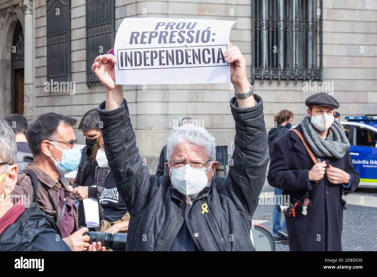 Barcelone, Espagne. 2020.10.28. Certains partis et entités politiques pro-indépendance se réunissent sur la place Sant Jaume. Banque D'Images