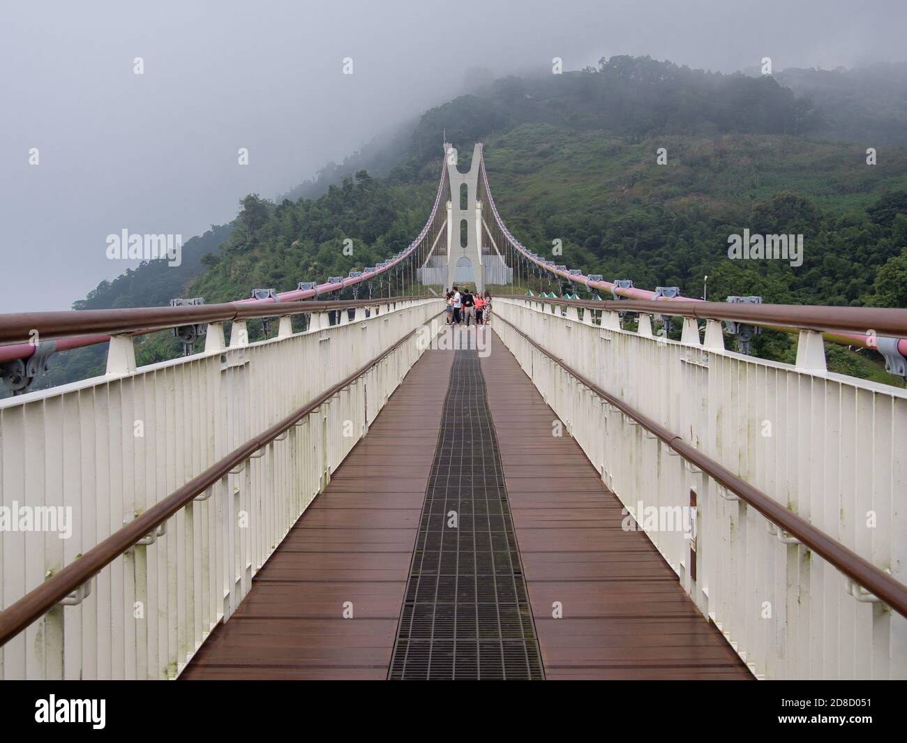 Le pont Taiping Sky Bridge à Chiayi, Taïwan. Ce pont suspendu, situé à environ 1,000 mètres au-dessus du niveau de la mer, est le plus long pont suspendu de Taïwan. Banque D'Images