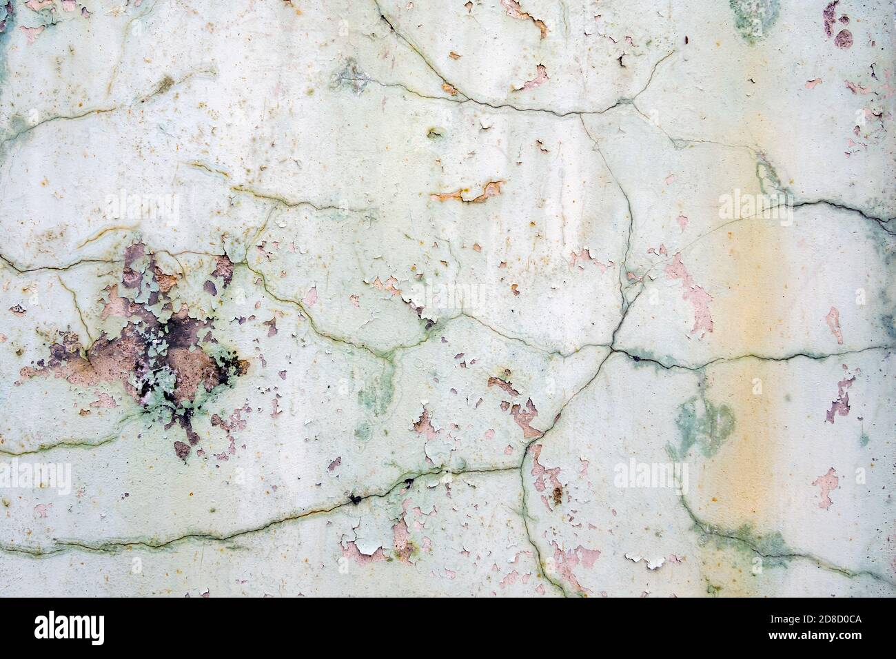 Arrière-plan de l'ancienne peinture verte endommagée fissurée sur le mur de ciment. Banque D'Images