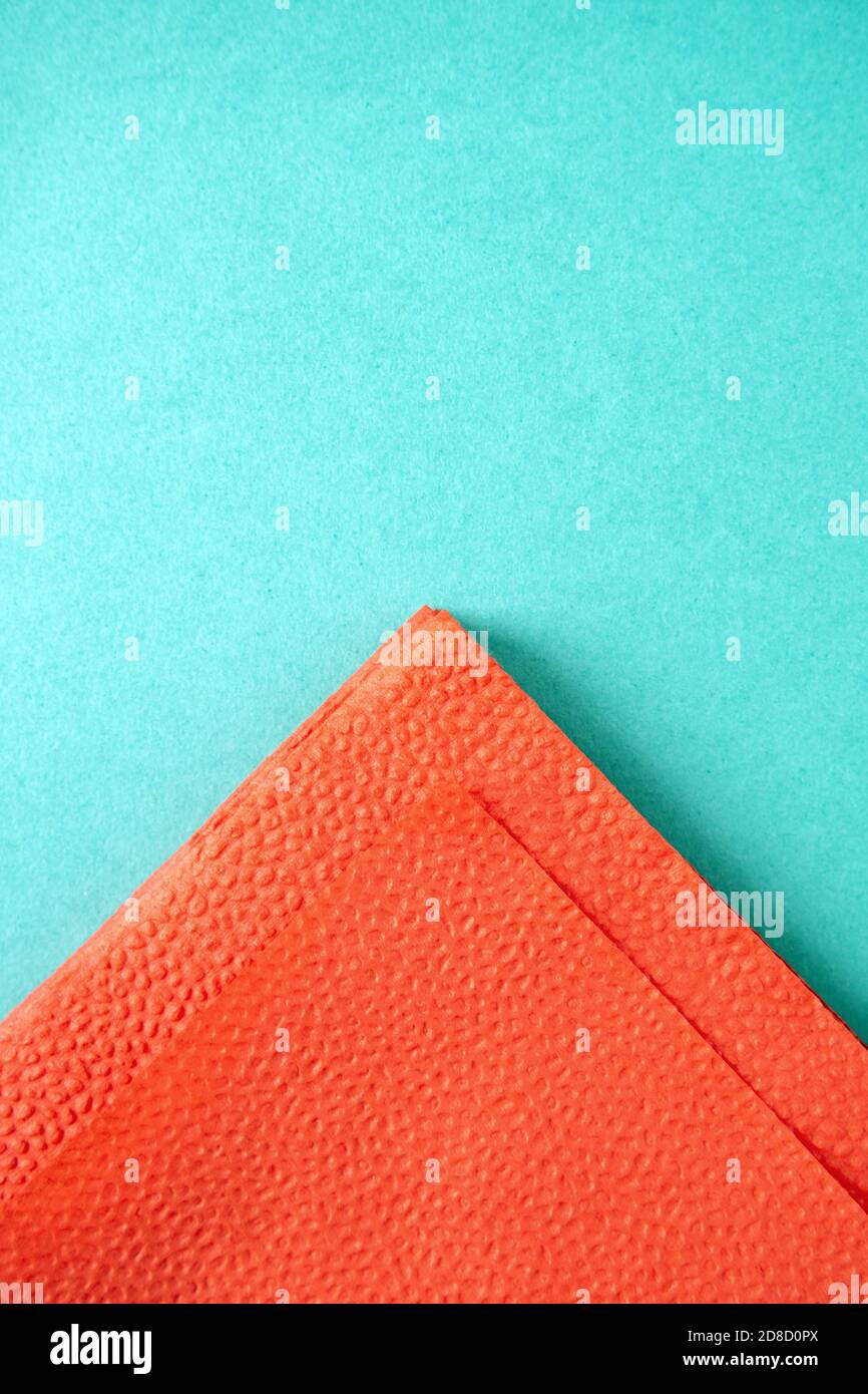 partie de serviette en papier rouge sur fond bleu en carton, espace de copie, vue verticale du dessus Banque D'Images