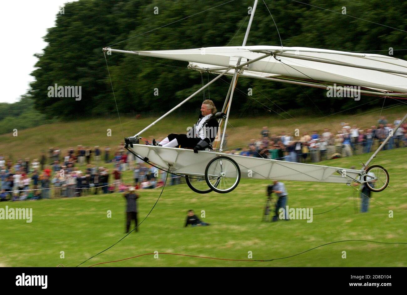 Richard Branson recrée le vol du planeur de Sir George Cayley, dans une réplique, à Brompton, près de Scarborough, dans le North Yorkshire. Photo par Andrew Higg Banque D'Images