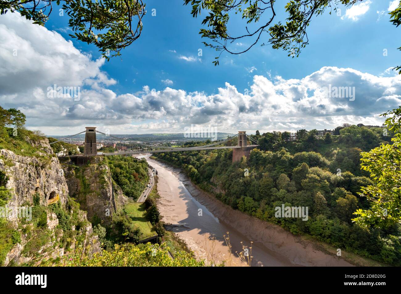 VILLE DE BRISTOL ANGLETERRE PONT SUSPENDU DE CLIFTON AU-DESSUS DE LA GORGE AVON UN CIEL BLEU À LA FIN DE L'ÉTÉ Banque D'Images