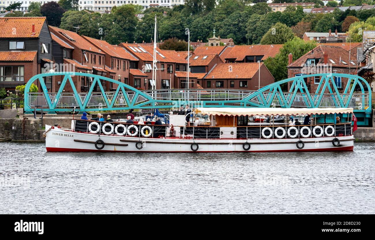 BRISTOL VILLE ANGLETERRE LE NAVIRE DE TOURISME TOUR BELLE PASSANT PAR LE PETIT PONT SUSPENDU TURQUOISE HOTWELLS DOCK Banque D'Images