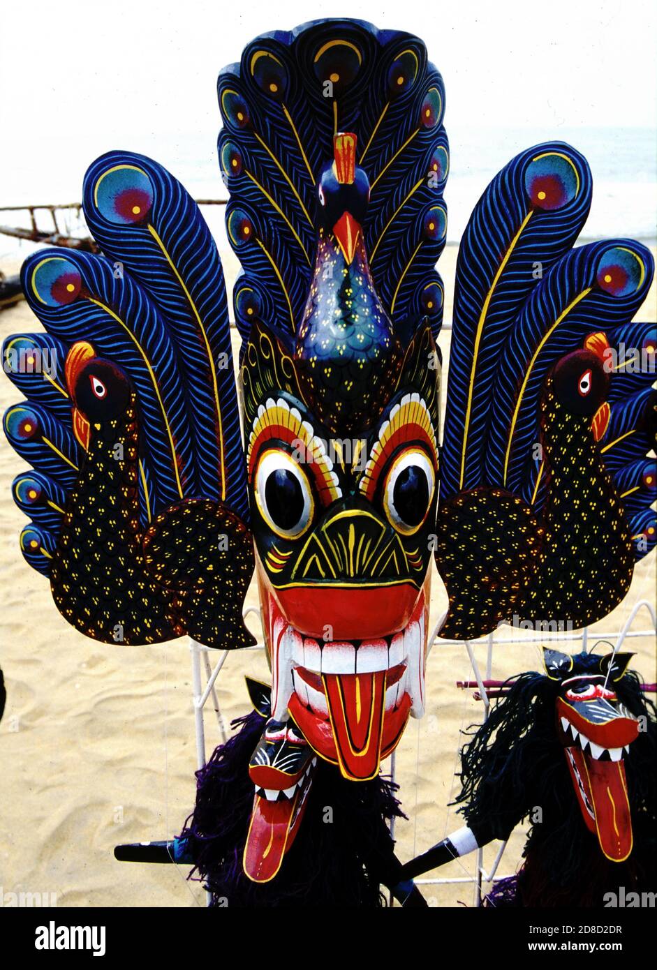 Un masque traditionnel de naga raksha d'un démon qui se transforme en cobra de roi, utilisé dans la danse folklorique de Kolam, en vente à la plage de Negombo, Sri Lanka. Banque D'Images