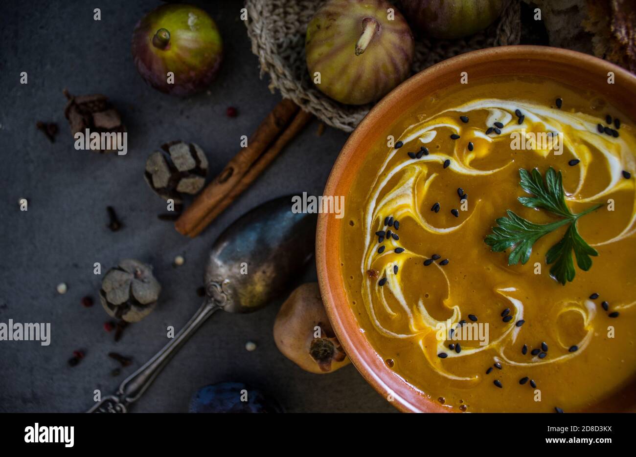 Soupe de potiron dans un bol. Recettes d'automne. Concept de saine alimentation. Idées de menu pour Thanksgiving. Banque D'Images