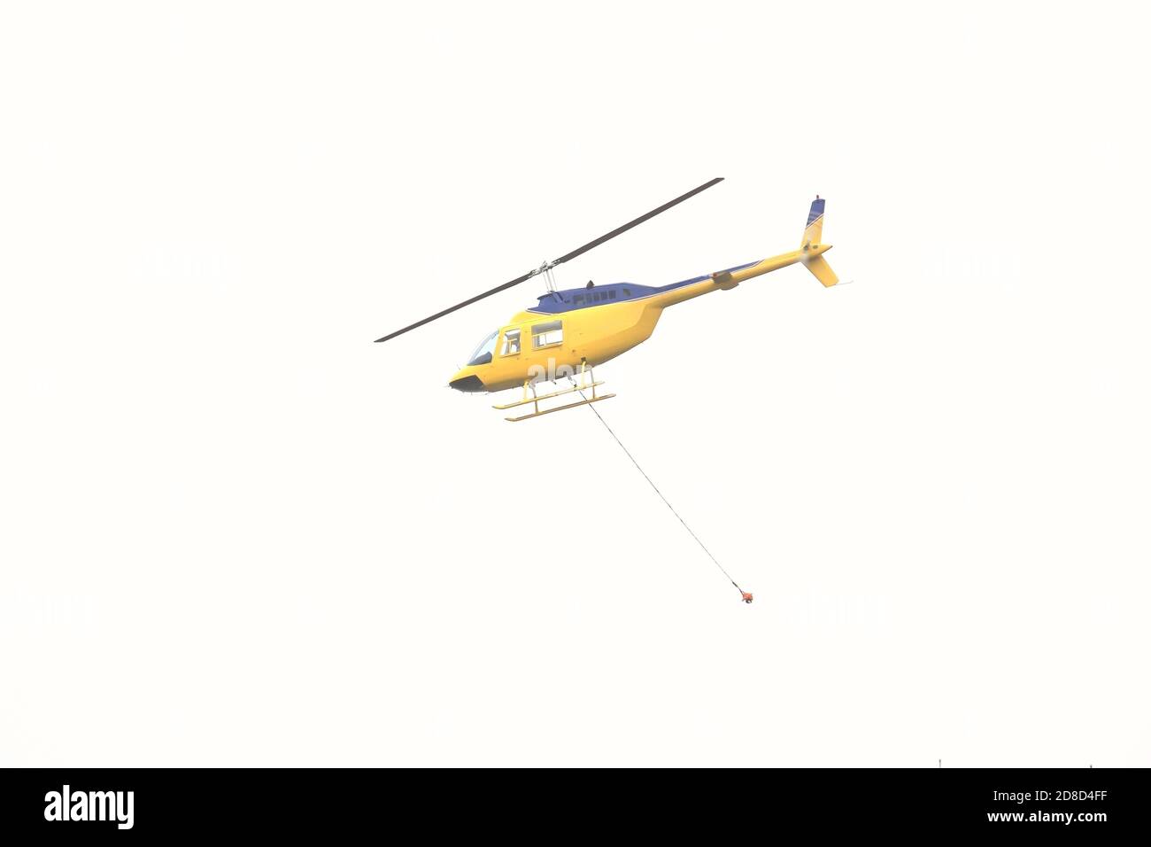 Hélicoptère Huey Bell UH-1 jaune en vol avec corde de remorquage Balancement Banque D'Images