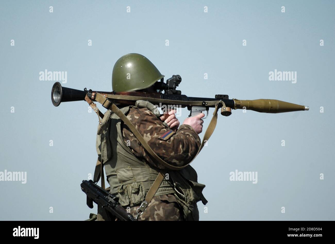 Soldat avec lance-grenade antichar et drapeau de l'Arménie sur l'uniforme militaire. Collage. Banque D'Images