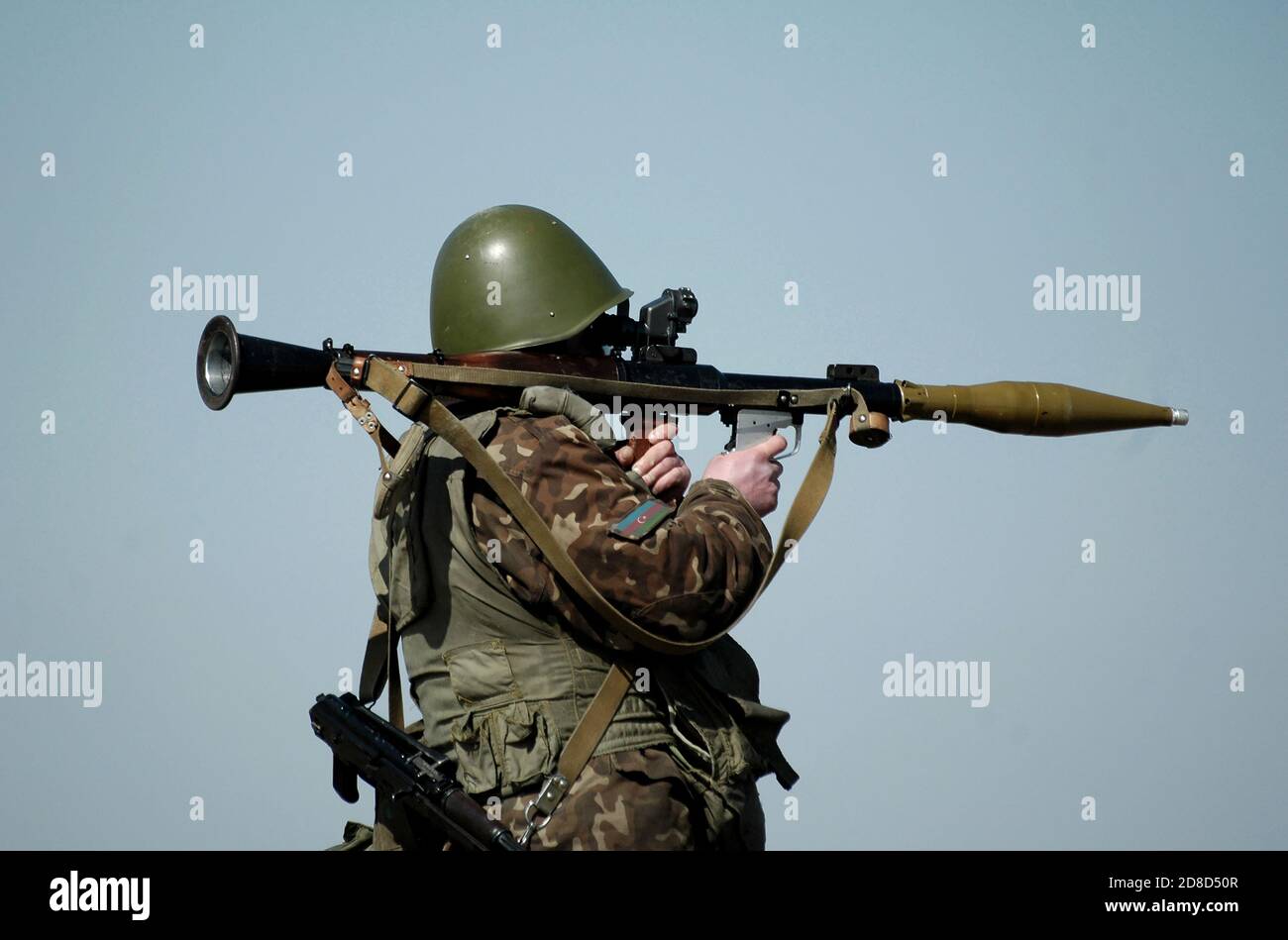 Soldat avec lance-grenade antichar et drapeau de l'Azerbaïdjan sur l'uniforme militaire. Collage. Banque D'Images