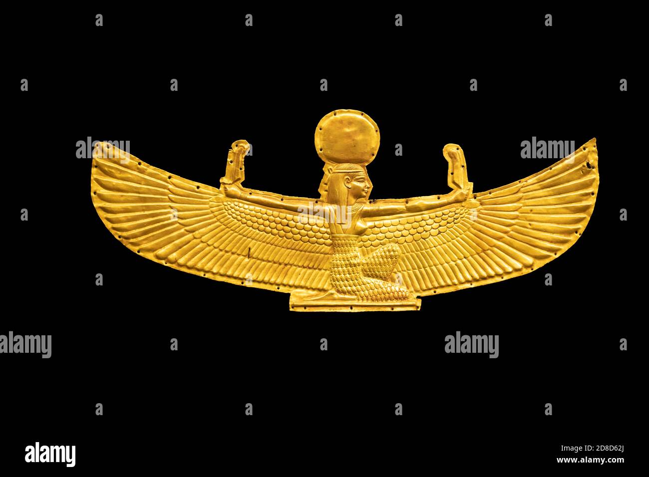 La déesse dorée Isis avec des ailes étirées, isolée sur fond blanc Banque D'Images