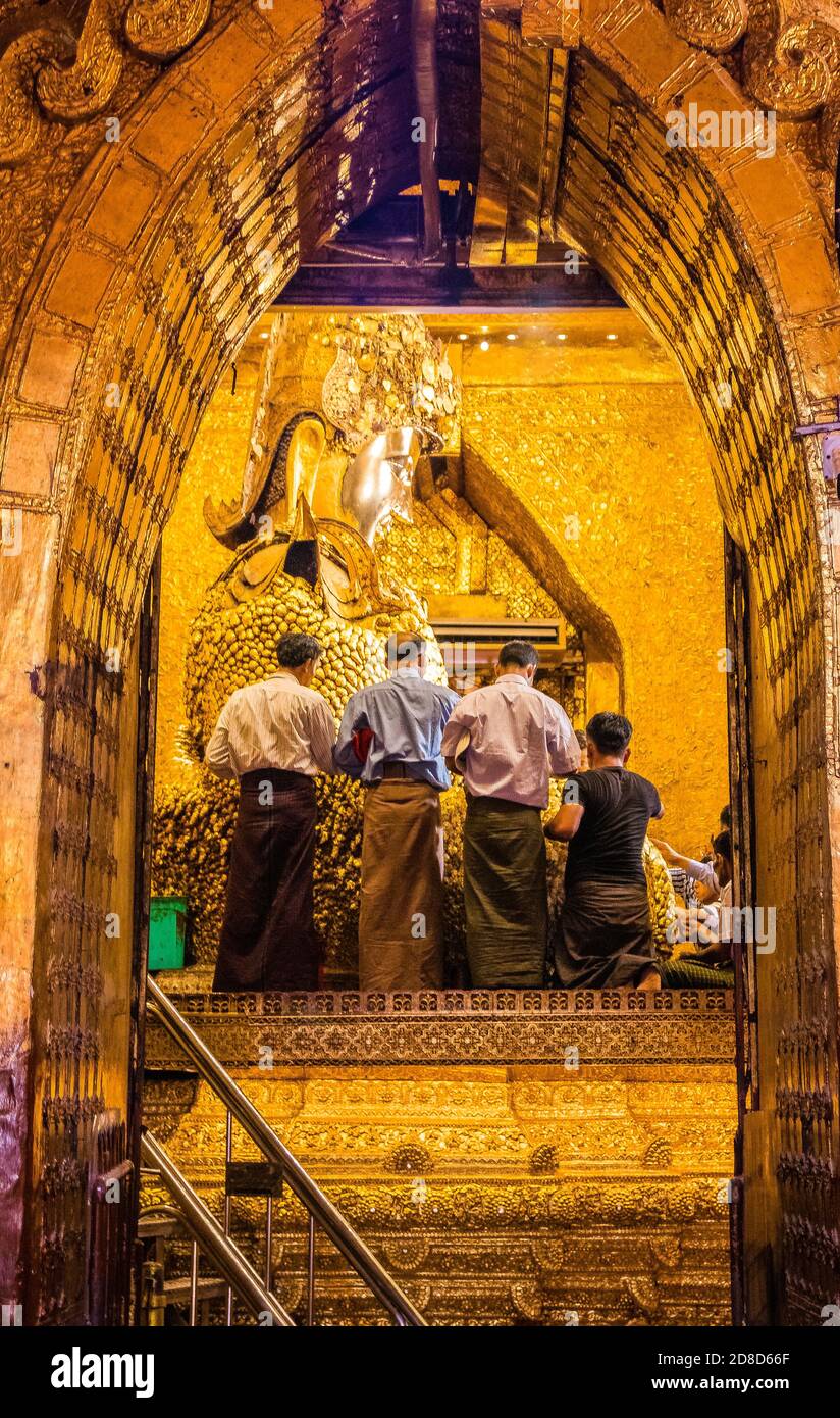 Temple de Bouddha de Mahamuni à Mandalay en Birmanie Banque D'Images