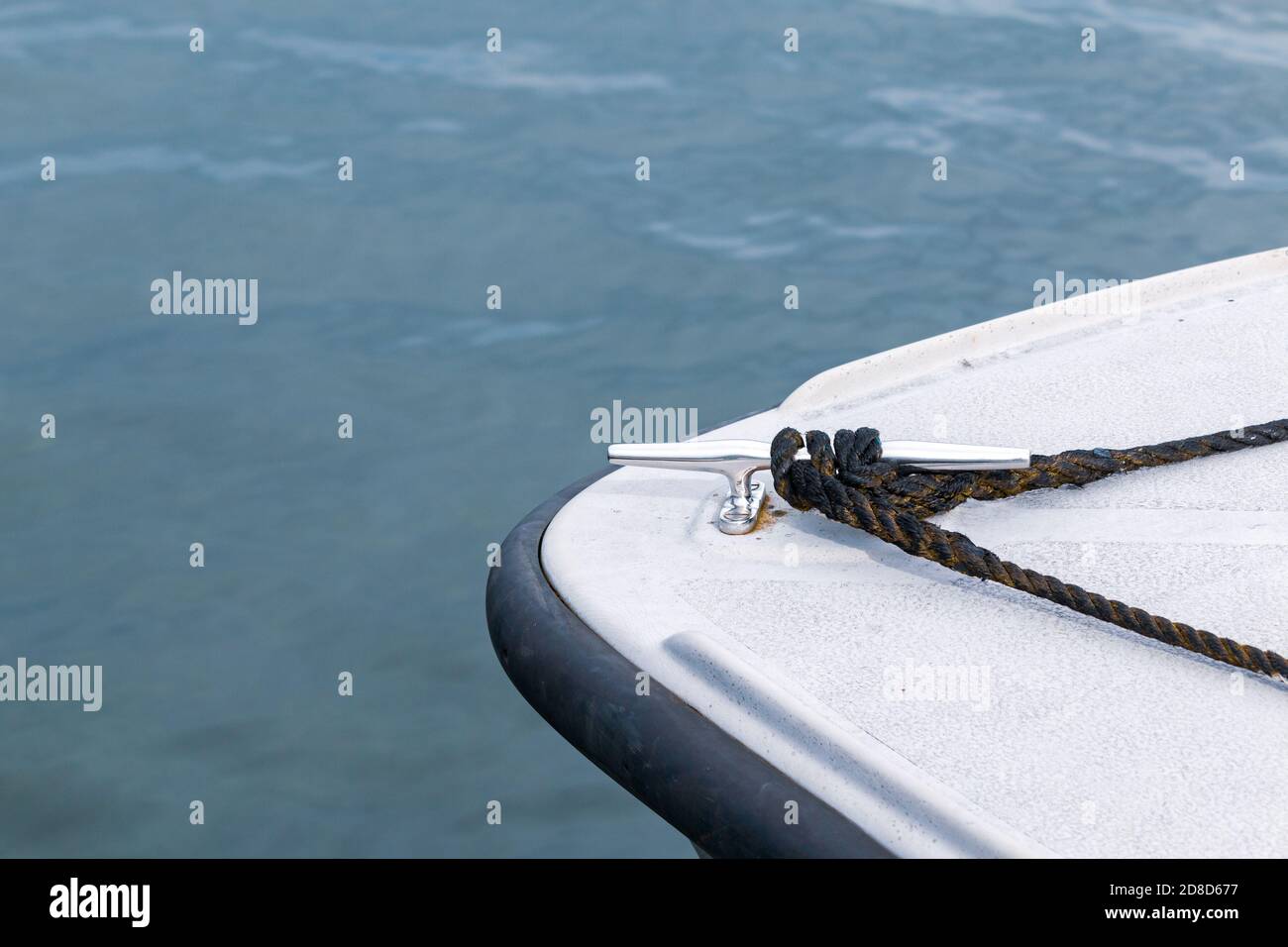 Bateau sur l'eau, gros plan de l'arc Banque D'Images