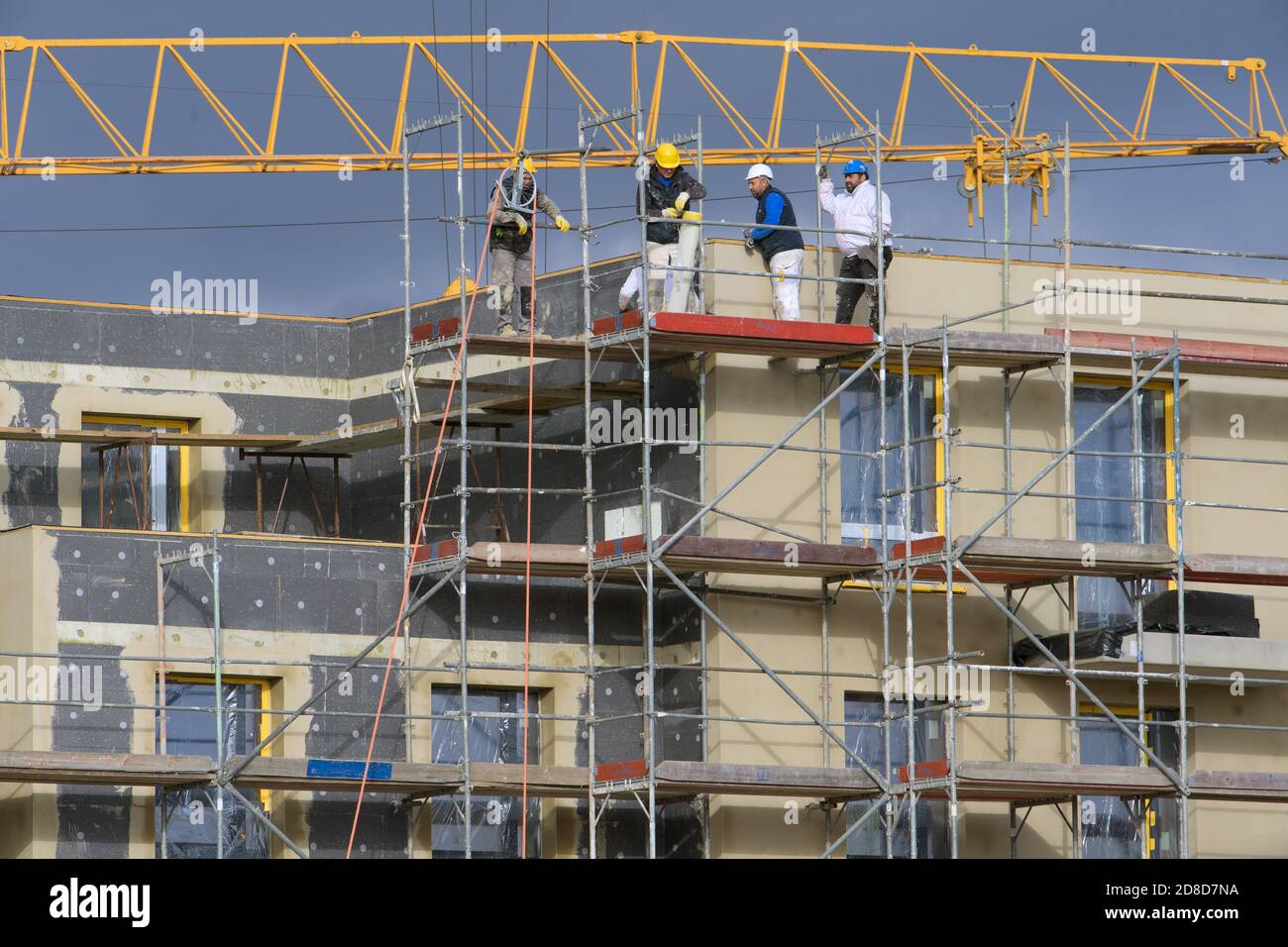 Potsdam, Allemagne. 29 octobre 2020. L'échafaudage est érigé sur la coquille des maisons de Peter-Huchel-Strasse. ProPotsdam GmbH construit sept bâtiments avec 117 appartements et neuf unités commerciales sur le site de Volkspark. Plus des trois quarts des appartements seront disponibles pour les ménages à faible revenu. En plus des appartements, des services sociaux et de soins doivent être créés. ProPotsdam veut construire un total de 2500 appartements dans la capitale de l'État d'ici 2027. Credit: Soeren Stache/dpa-Zentralbild/ZB/dpa/Alay Live News Banque D'Images