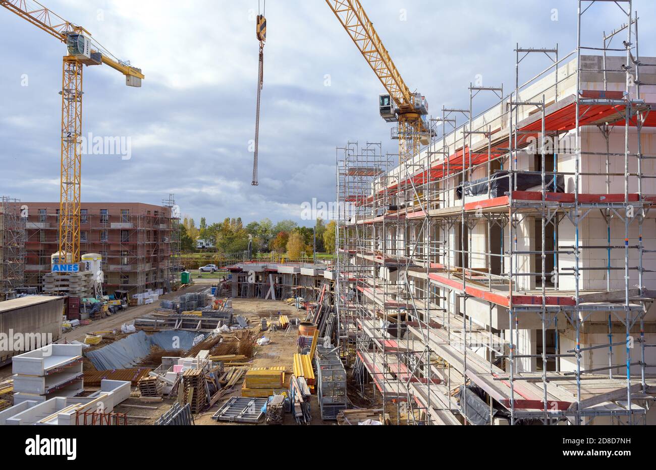 Potsdam, Allemagne. 29 octobre 2020. L'échafaudage est érigé sur la coquille des maisons de Peter-Huchel-Strasse. ProPotsdam GmbH construit sept bâtiments avec 117 appartements et neuf unités commerciales sur le site de Volkspark. Plus des trois quarts des appartements seront disponibles pour les ménages à faible revenu. En plus des appartements, des services sociaux et de soins doivent être créés. ProPotsdam veut construire un total de 2500 appartements dans la capitale de l'État d'ici 2027. Credit: Soeren Stache/dpa-Zentralbild/ZB/dpa/Alay Live News Banque D'Images