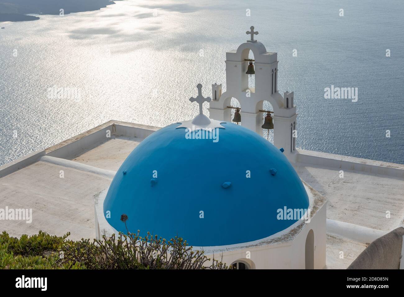 Fira, Thira, île de Santorini, Grèce- 18 septembre 2020 : Assomption de la Sainte Vierge Marie Église catholique, trois Bells. Vue sur le coucher de soleil Banque D'Images