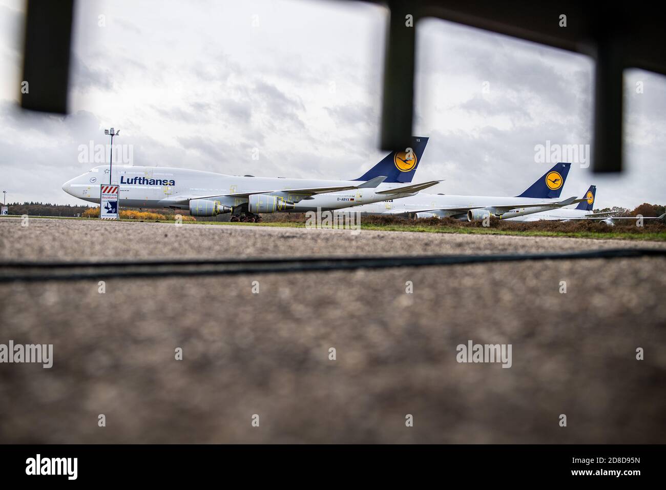 Enschede, pays-Bas. 29 octobre 2020. Trois des six avions Lufthansa sont stationnés à l'aéroport de Twente. Les six Boeing 747-400 ont été garés à l'aéroport de Twente au début de l'été en raison de la faible quantité de passagers. Comme l'aéroport n'a pas le certificat de sécurité nécessaire, l'avion n'est plus autorisé à décollage et ne peut pas actuellement être transporté vers le désert de Mojave aux États-Unis, où il doit être mis en marche à long terme. Credit: Guido Kirchner/dpa/Alay Live News Banque D'Images