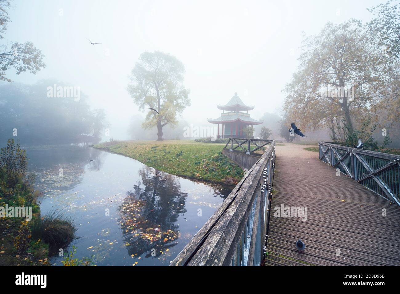 Scène automnale brumeuse avec la pagode chinoise. Victoria Park, Londres, Royaume-Uni Banque D'Images