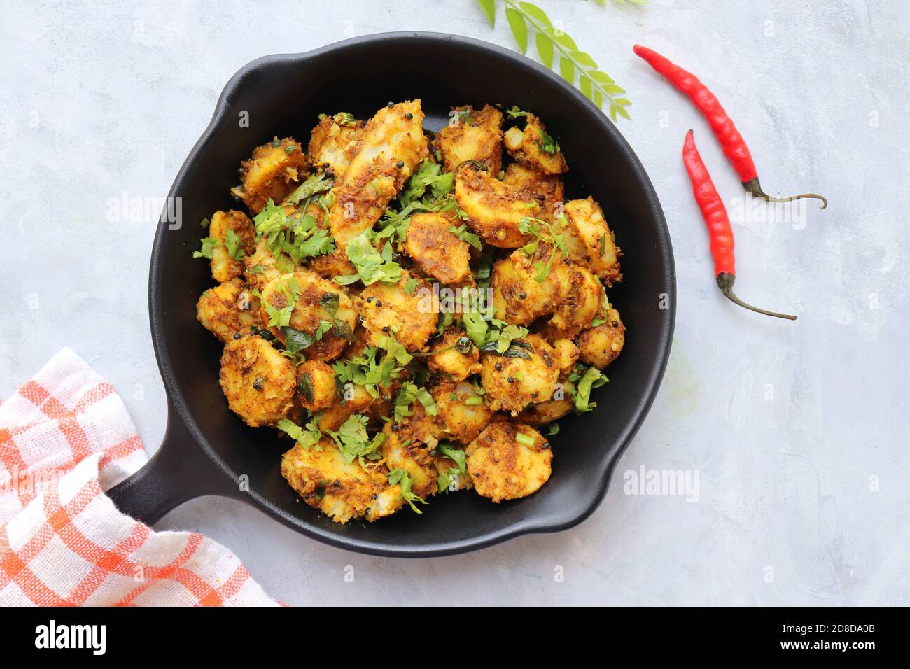 Remuez les racines de taro frites. Arbi ki sabji, Taro racines masala curry. Arbi Masala. Garniture à la coriandre, au piment rouge et aux feuilles de curry. Espace pour les copies. Banque D'Images