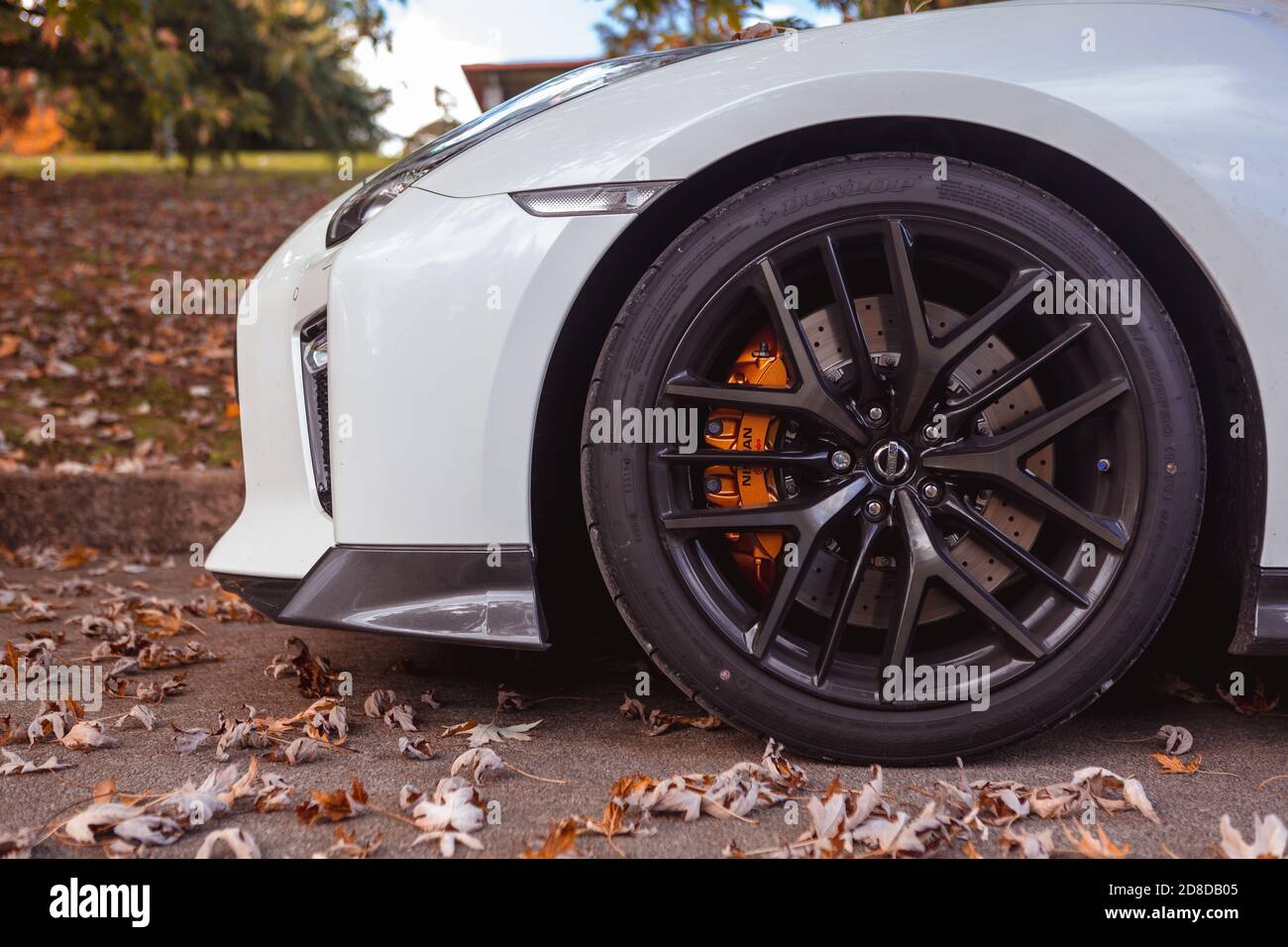 Vallines, Cantabrie, Espagne - 23 octobre 2020 : Nissan GT-R blanc garée lors d'une exposition de véhicules super sportifs organisée en Cantabrie. Nissan G. Banque D'Images