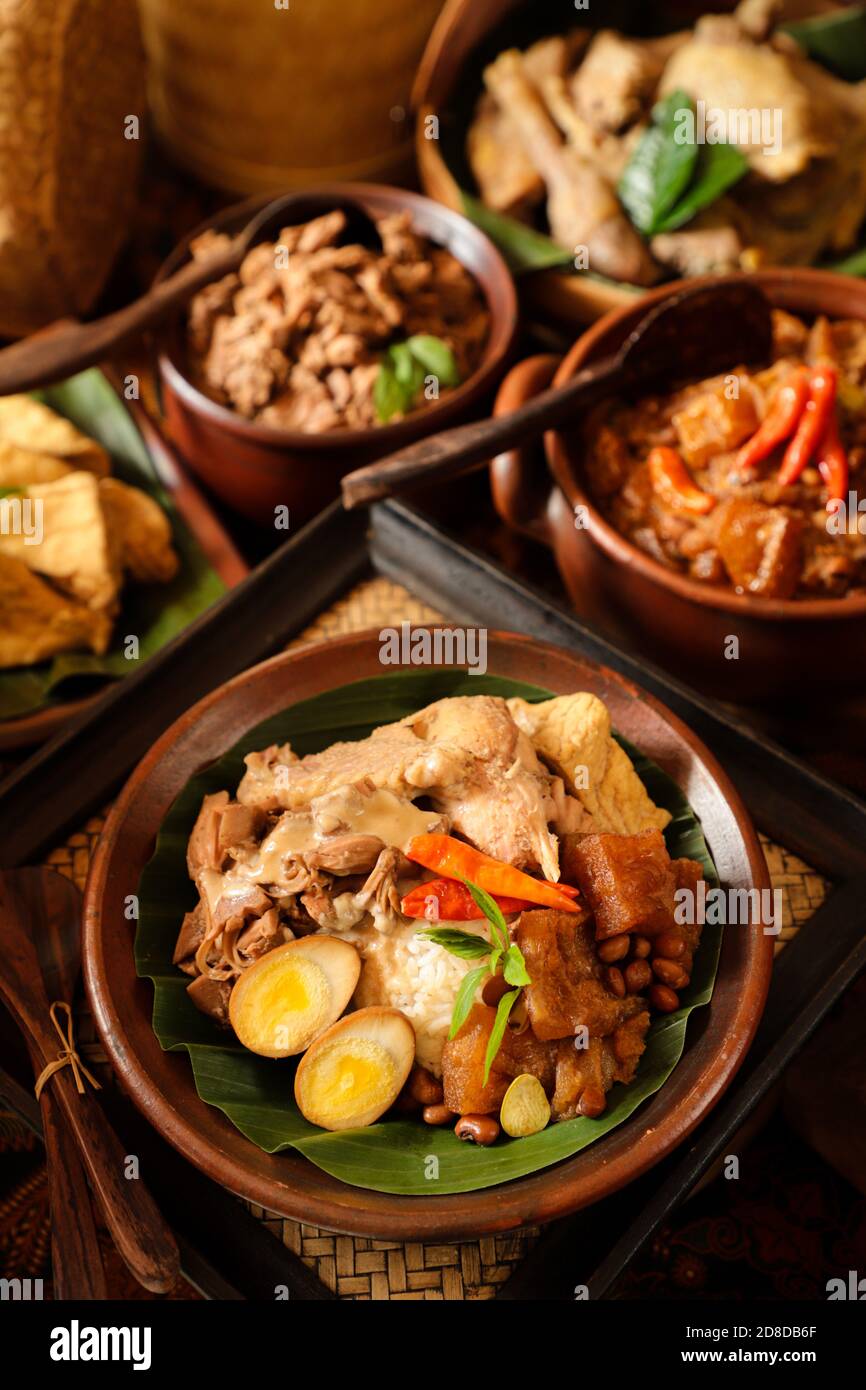 Nasi Gudeg. Repas javanais de riz avec ragoût de jackfruit, curry de poulet, et ragoût épicé de papillote de peau de bétail Banque D'Images