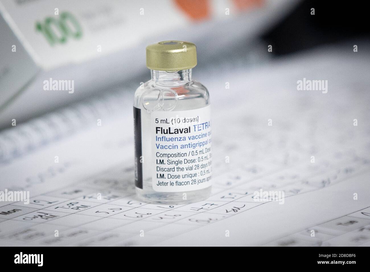Un pharmacien prélève le vaccin contre la grippe dans un flacon à une pharmacie de Kingston, en Ontario, le mardi 20 octobre 2020. Banque D'Images