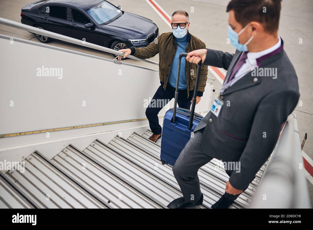 Homme dans des vêtements décontractés à bord de l'avion Banque D'Images