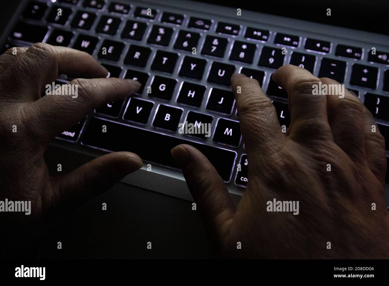 Une personne utilise un clavier d'ordinateur portable à Kingston, en  Ontario, le samedi 11 avril 2020 Photo Stock - Alamy