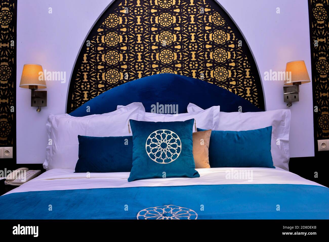 Chambre d'hôtel au Maroc. Mobilier marocain et gravure marocaine Banque D'Images